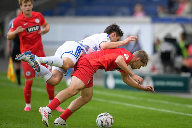 Soccer, DFB Cup, 20260822, MSV Duisburg vs. SV 07 Elversberg. Pictured, from left: Martin ENS (Duisburg), 4; Lasse GÜNTHER (Elversberg), 21. Duisburg Schauinsland Reisen Arena, North Rhine-Westphalia, Germany Copyright: Passion2Press MarkusxFischerx