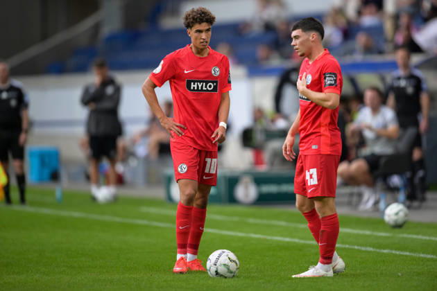 Soccer, DFB Cup, 20260822, MSV Duisburg vs. SV 07 Elversberg. Pictured, from left: Noah DARVICH (Elversberg, 10), Felix KEIDEL (Elversberg, 43), Duisburg, Schauinsland Reisen Arena, North Rhine-Westphalia, Germany Copyright: Passion2Press MarkusxFischerx