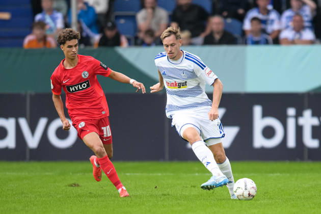 Soccer, DFB Cup, 20260822, MSV Duisburg vs. SV 07 Elversberg. Pictured, from left: Noah DARVICH (Elversberg, 10), Aljaz CASAR (Duisburg, 8). Duisburg Schauinsland Reisen Arena, North Rhine-Westphalia, Germany Copyright: Passion2Press MarkusxFischerx