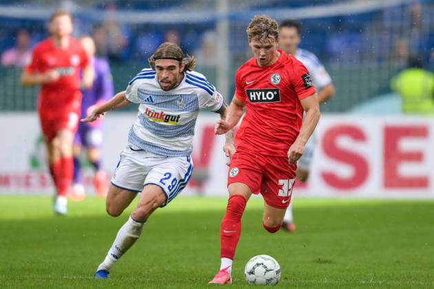 Soccer, DFB Cup, 20260822, MSV Duisburg vs. SV 07 Elversberg. Pictured, from left: Joshua BITTER (Duisburg, 29), Cole CAMPBELL (Elversberg, 39). Duisburg, Schauinsland Reisen Arena, North Rhine-Westphalia, Germany Copyright: Passion2Press MarkusxFischerx