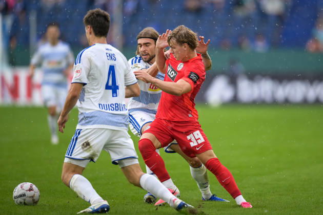 Soccer, DFB Cup, 20260822, MSV Duisburg vs. SV 07 Elversberg Pictured from left: Martin ENS (Duisburg), 4; Joshua BITTER (Duisburg), 29; Cole CAMPBELL (Elversberg), 39; Duisburg, Schauinsland Reisen Arena, North Rhine-Westphalia, Germany Copyright: Passion2Press MarkusxFischerx