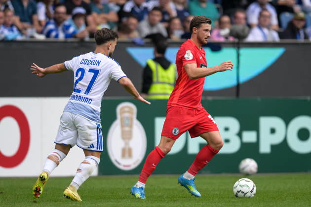 Soccer, DFB Cup, 20260822, MSV Duisburg vs. SV 07 Elversberg. Pictured, from left: Can COSKUN (Duisburg, 27), Lukas PETKOV (Elversberg, 25). Duisburg, Schauinsland Reisen Arena, North Rhine-Westphalia, Germany Copyright: Passion2Press MarkusxFischerx