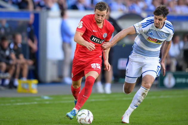 Soccer, DFB Cup, 20260822, MSV Duisburg vs. SV 07 Elversberg. Pictured, from left: Lukas PETKOV (Elversberg, 25), Tobias FLECKSTEIN (Duisburg, 5). Duisburg, Schauinsland Reisen Arena, North Rhine-Westphalia, Germany Copyright: Passion2Press MarkusxFischerx