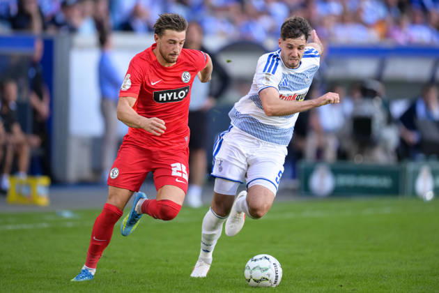 Soccer, DFB Cup, 20260822, MSV Duisburg vs. SV 07 Elversberg. Pictured, from left: Lukas PETKOV (Elversberg, 25), Tobias FLECKSTEIN (Duisburg, 5). Duisburg, Schauinsland Reisen Arena, North Rhine-Westphalia, Germany Copyright: Passion2Press MarkusxFischerx