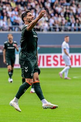 Goal celebration after Ludovit Reis s 0-3 goal: Werder Germany, Hamburg, Millerntor, soccer, Bundesliga 1, Oberliga Niedersachsen, DFB Cup Round 1, LSK Lüneburg vs. SV Werder Bremen