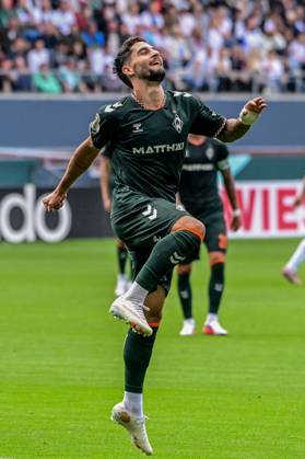 Goal celebration after Ludovit Reis s 0-3 goal: Werder Germany, Hamburg, Millerntor, soccer, Bundesliga 1, Oberliga Niedersachsen, DFB Cup Round 1, LSK Lüneburg vs. SV Werder Bremen