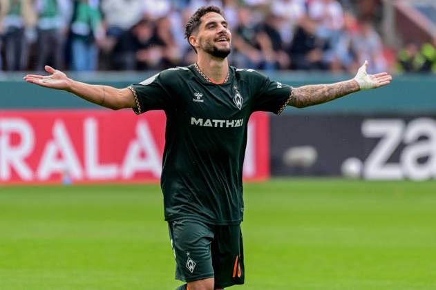 Goal celebration after Ludovit Reis s 0-3 goal: Werder Germany, Hamburg, Millerntor, soccer, Bundesliga 1, Oberliga Niedersachsen, DFB Cup Round 1, LSK Lüneburg vs. SV Werder Bremen