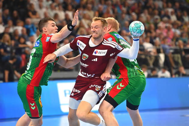 Mathias GIDSEL, Fuechse Berlin, Action,A duel against (left) Elvar Oern JONSSON of SC Magdeburg and (right) Magnus SAUGSTRUP of SC Magdeburg. Men’s Rexel Super Cup 2026: SC Magdeburg vs. Fuechse Berlin on August 22, 2026, at SAP GARDEN in Munich