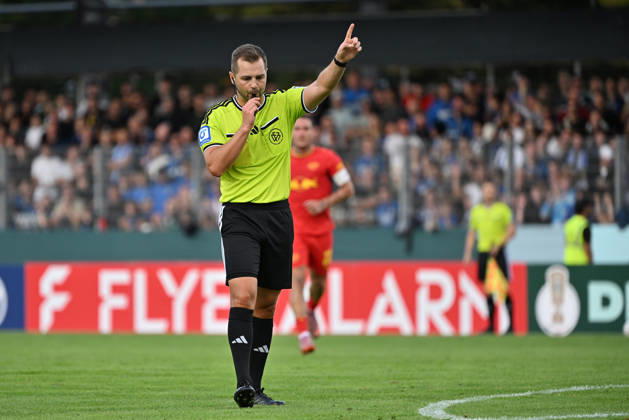 August 22, 2026, xjhx, Soccer, DFB Cup, First Round, Eintracht Trier vs. RB Leipzig; Referee Marc Philip Eckermann gives instructions and gestures with his arms; Trier