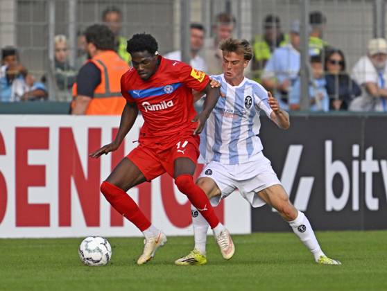 August 22, 2026, Soccer: 2026–27 DFB Cup, First Round, TSV 1860 Munich vs. Holstein Kiel, at the Stadion an der Grünwalderstrasse in Munich; from left: Faride Alidou (Holstein Kiel) vs. Julian Bell (TSV 1860 Munich)