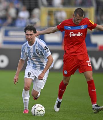 August 22, 2026, Soccer: 2026–27 DFB Cup, First Round, TSV 1860 Munich vs. Holstein Kiel, at the Stadion an der Grünwalderstrasse in Munich, from left: Lance Fiedler (1860 Munich) vs. David Zec (Holstein Kiel)