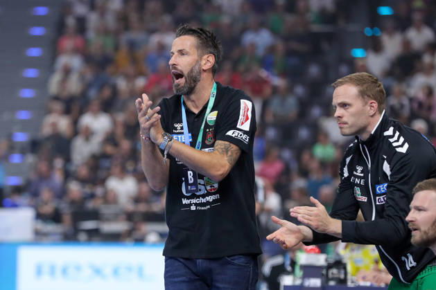 August 22, 2026, xgox, Rexel Super Cup Handball, SC Magdeburg vs. Füchse Berlin emspor, from left: Bennet Wiegert (Magdeburg), coach giving instructions, gesturing with his arms, gesticulate, gives instructions, Munich