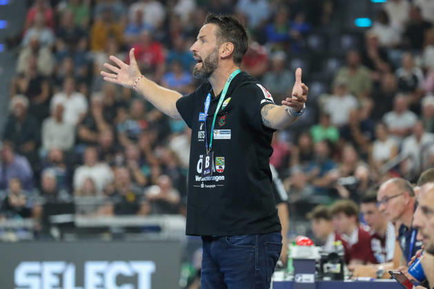 August 22, 2026, xgox, Rexel Super Cup Handball, SC Magdeburg vs. Füchse Berlin emspor, from left: Bennet Wiegert (Magdeburg), coach giving instructions, gesturing with his arms, gesticulate, gives instructions, Munich