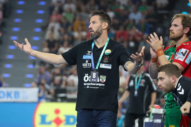 August 22, 2026, xgox, Rexel Super Cup Handball, SC Magdeburg vs. Füchse Berlin emspor, from left: Bennet Wiegert (Magdeburg), coach giving instructions, gesturing with his arms, gesticulate, gives instructions, Munich
