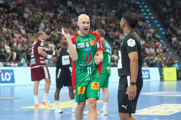 August 22, 2026, xgox, Rexel Super Cup Handball, SC Magdeburg vs. Füchse Berlin emspor, from left: Daniel Pettersson (Magdeburg), 11, arguing with the referee, Munich