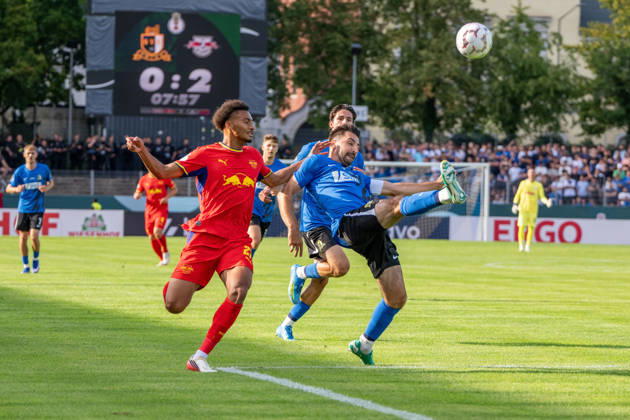 Tidiam Gomis (RB Leipzig) in a duel with Christopher Spang (Eintracht Trier) Eintracht Trier vs. RB Leipzig, Soccer, DFB Cup, August 22, 2026 Eintracht Trier vs. RB Leipzig, Soccer, DFB Cup, August 22, 2026, Trier Copyright: xEibner-Pressefotox EP_EER