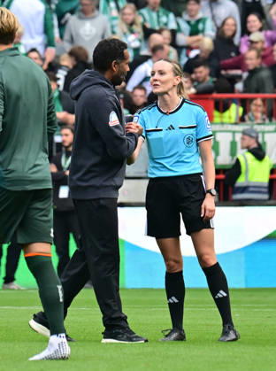 August 22, 2026, German Soccer, Men s, DFB Cup, 1st Round, 2026–2027 Season, Hamburg, Lüneburger SK vs. Werder Bremen; Coach Daniel Thioune; Werder thanks referee Fabienne Michel after the game; DFB and DFL regulations prohibit any use of photographs as image sequences and or quasi-video; Hamburg Millerntorstadion, Hamburg, Germany Copyright: xnordphotoxGmbH xWitkex