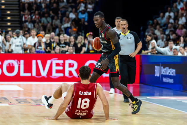 August 22, 2026, GER, 2026 Turkish Airlines Super Cup, Hamburg, Final, Germany vs. Croatia; Dennis Schroeder (17, Germany) in a one-on-one matchup against Roko Badzim (Croatia), 18, Hamburg Barclays Arena, Hamburg, Germany