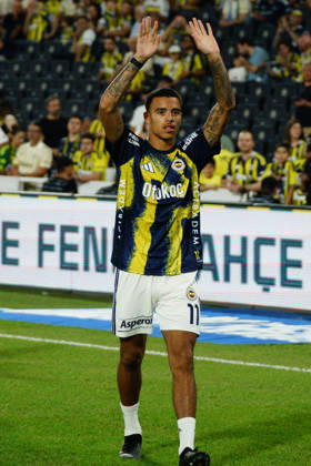 August 22, 2026, Kadikoy, Istanbul, Turkey: Mason Greenwood (C) of Fenerbahce greets the fans before the Turkish Super League 2026 27 match between Fenerbahce and Konyaspor at the Chobani Stadium, Fenerbahce Sukru Saracoglu Sports Complex in Istanbul, Turkey, on August 22, 2026. Kadikoy Turkey - ZUMAu194 20260822_zip_u194_002 Copyright: xTolgaxUluturkx