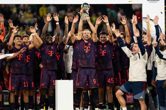 August 22, 2026, GER Germany, Soccer, 2026–2027 Season, Franz Beckenbauer Super Cup: Borussia Dortmund vs. FC Bayern Munich, Franz Beckenbauer Super Cup Winner 2026, FC Bayern Munich, Winner s Photo, Harry Kane of FC Bayern Munich, No. 9 holds up the trophy at Signal Iduna Park in Dortmund, North Rhine-Westphalia (NRW), Germany Copyright: xnordphotoxGmbHx xChristianxSchulzex