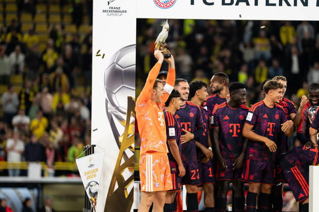 August 22, 2026, GER Germany, Soccer, 2026–2027 Season, Franz Beckenbauer Super Cup: Borussia Dortmund vs. FC Bayern Munich, Franz Beckenbauer Super Cup Champion 2026, FC Bayern Munich, winner s photo, Harry Kane (FC Bayern Munich), holding up the Kakadu trophy at Signal Iduna Park in Dortmund, North Rhine-Westphalia (NRW), Germany Copyright: xnordphotoxGmbHx xChristianxSchulzex