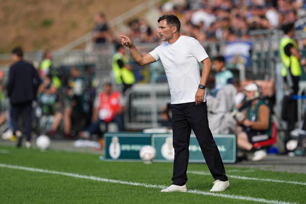 August 22, 2026, xydrx, Soccer, DFB Cup, 1. FC Saarbrücken vs. Hertha BSC, 2026–2027 season, Ludwigsparkstadion: Stefan Leitl, head coach of Hertha BSC, gives instructions while gesturing. DFB regulations prohibit any use of photographs as image sequences and or quasi-video. Copyright: HMBxMedia YannisxDreimann