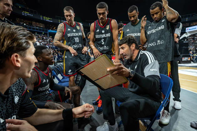 Basketball Hamburg, August 22, 2026 Turkish Airlines Supercup 2026 Final Germany (GER) vs. Croatia (CRO) Timeout: Alex Mumbru (Germany), National Team Coach Dennis Schröder (Schröder) (Germany), No. 17 Schröder (Schroeder) David Krämer (Germany), No. 44 Kraemer (Kramer)