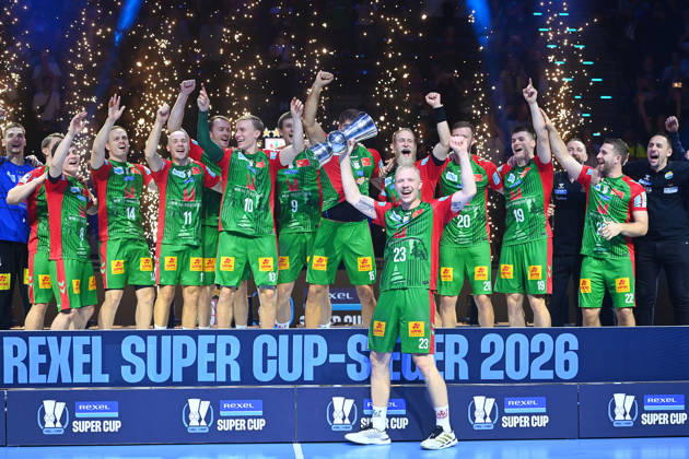 Awards Ceremony: Magnus SAUGSTRUP, SC Magdeburg, with trophy, cup, award, players, team photo, team, squad, team photo, celebration,joy, excitement, handball Rexel Super Cup 2026 (men’s) SC Magdeburg vs. Füchse Berlin 38–30 on August 22, 2026, at SAP GARDEN in Munich
