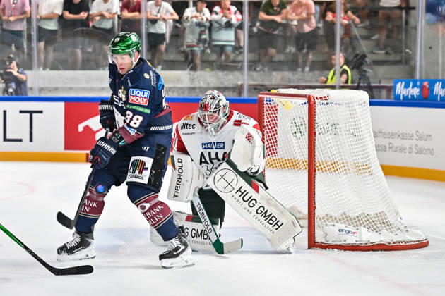 Dolomites Cup 2026 Eisbären Berlin vs. Augsburger Panther, August 23, 2026, NEUMARKT, ITALY, August 23. Pictured: Yannick VEILLEUX of Eisbären Berlin (No. 38) and Peyton JONES of the Augsburger Panther (No. 41) during the exhibition game between Eisbären Berlin and the Augsburger Panther at the Dolomiten Cup in the Würth Arena in Neumarkt. Copyright: xBEAUTIFULxSPORTS Goldbergx