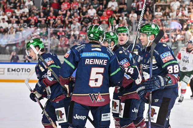 Dolomites Cup 2026 Eisbären Berlin vs. Augsburger Panther August 23, 2026 NEUMARKT, ITALY August 23 Berlin fans celebrate after Liam KIRK scores the 1–0 goal. Eisbären Berlin 94 Goal Scorer Joy Happy during the exhibition game between the Eisbären Berlin and the Augsburger Panther at the Dolomiten Cup in the Würth Arena in Neumarkt Copyright: xBEAUTIFULxSPORTS Goldbergx