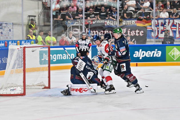 Dolomite Cup 2026 Eisbären Berlin vs. Augsburger Panther August 23, 2026 NEUMARKT, ITALY August 23, from left: Jonas NEFFIN (Eisbären Berlin, 75), Luke TOPOROWSKI (Augsburger Panther, 77), Jonas MÜLLER, Eisbären Berlin, No. 18, during the exhibition game between the Eisbären Berlin and the Augsburger Panther at the Dolomites Cup in the Würth Arena in Neumarkt Copyright: xBEAUTIFULxSPORTS Goldbergx