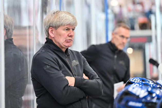 Dolomites Cup 2026 Eisbären Berlin vs. Augsburger Panther, August 23, 2026, NEUMARKT, ITALY, August 23. Pictured: Bill PETERS, head coach of the Augsburger Panther. Isolated photo taken during the exhibition game between the Eisbären Berlin and the Augsburger Panther at the Dolomiten Cup in the Würth Arena in Neumarkt. Copyright: xBEAUTIFULxSPORTS Goldbergx
