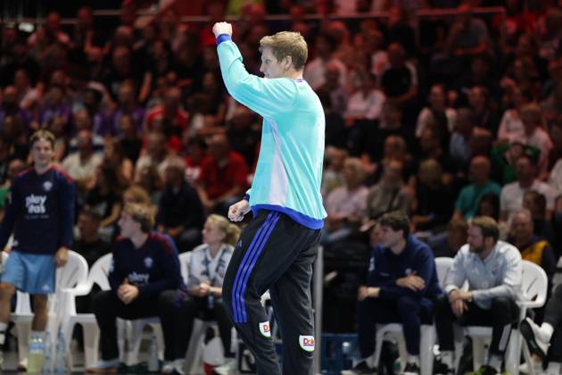 Torsten Jansen, head coach of HSV Hamburg, pumps his fist in the air and celebrates emotionally on the sidelines of the Volkswagen Halle in Braunschweig. In the background, team staff and spectators can be seen. Torsten Jansen of HSV Hamburg celebrates on the sidelines. Copyright: xspeedshotx