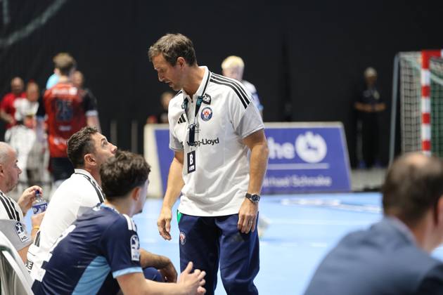Torsten Jansen, head coach of HSV Hamburg, stands on the sidelines at the Volkswagen Halle in Braunschweig and speaks to the seated players. In the background, players from MTV Braunschweig can be seen. Torsten Jansen of HSV Hamburg gives instructions on the sidelines. Copyright: xspeedshotx