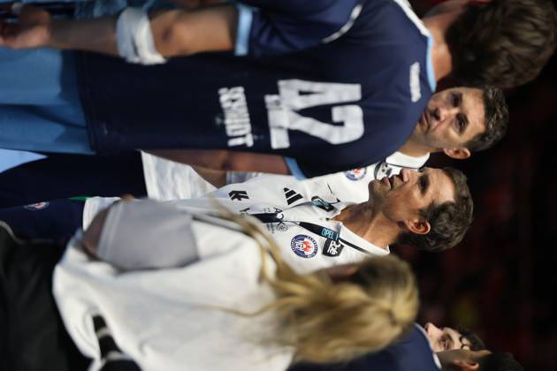 Torsten Jansen, head coach of HSV Hamburg, speaks with his players—including Jan Christian Schmidt, No. 42, HSV Hamburg—during a timeout. The scene shows the intense tactical discussion taking place at the Volkswagen Halle in Braunschweig. Torsten Jansen, HSV Hamburg, during the timeout discussion. Copyright: xspeedshotx