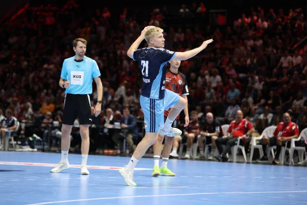 Frederik Bo Andersen, 21, of HSV Hamburg takes a shot, while a referee and a player from MTV Braunschweig can be seen in the background. The Volkswagen Halle in Braunschweig is packed with spectators. Frederik Bo Andersen, 21, of HSV Hamburg takes a shot at the Volkswagen Halle. Copyright: xspeedshotx