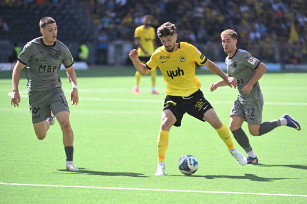 BERN, SWITZERLAND, AUGUST 23: Armin Gigovic of Young Boys (center) faces off against Daniel Kasper of Vaduz (left) and Mischa Eberhard of Vaduz (right) during the Swiss Super League match between BSC Young Boys and FC Vaduz at Wankdorf Stadium on August 23, 2026 in Bern, Switzerland; Wankdorf Stadium, Bern, Switzerland Copyright: xJustPictures.ch ManuelxWinterbergerx jp-en-EuSpIm-MWI_2413