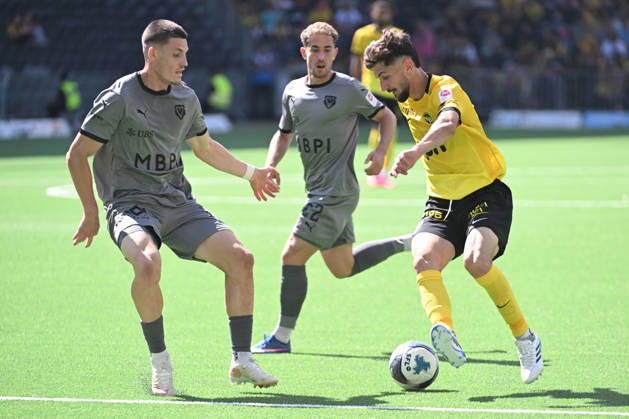 BERN, SWITZERLAND, AUGUST 23: Armin Gigovic of Young Boys (r) faces off against Daniel Kasper of Vaduz (l) and Mischa Eberhard of Vaduz (c) during the Swiss Super League match between BSC Young Boys and FC Vaduz at Wankdorf Stadium on August 23, 2026 in Bern, Switzerland; Bern; Wankdorf Stadium; Bern; Switzerland Copyright: xJustPictures.ch ManuelxWinterbergerx jp-en-EuSpIm-MWI_2419