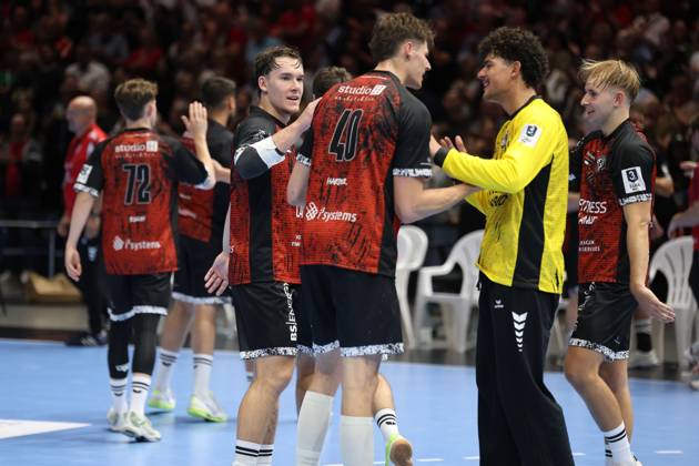Mika Hoyer and his MTV Braunschweig teammates celebrate together on the court at the Volkswagen Halle in Braunschweig. Rick Harder (40) and Nils Riesch (72) are also seen in the photo, while the goalkeeper in the yellow jersey is also caught up in the celebration: Mika Hoyer (No. 77) of MTV Braunschweig celebrating with his teammates Copyright: xspeedshotx