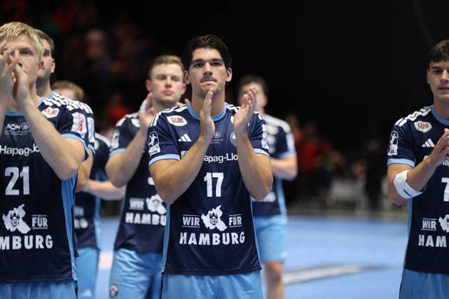 Kaj Geenen (17), HSV Hamburg, joins Frederik Bo Andersen (21), HSV Hamburg, and other teammates in applauding the crowd. The team stands together on the court at the Volkswagen Halle in Braunschweig. Kaj Geenen (17), HSV Hamburg, applauds with his teammates after the game. Copyright: xspeedshotx