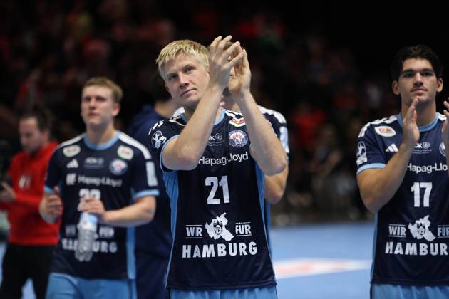 Frederik Bo Andersen, 21, of HSV Hamburg claps his hands after the game at the Volkswagen Halle in Braunschweig, flanked by Kaj Geenen, 17, of HSV Hamburg, and another teammate. The HSV players thank the spectators. Frederik Bo Andersen, 21, of HSV Hamburg, and Kaj Geenen, 17, of HSV Hamburg, applaud the fans. Copyright: xspeedshotx