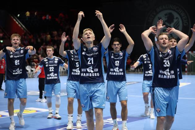 Frederik Bo Andersen (21), of HSV Hamburg, raises his arms in celebration, flanked by Martin Hovde (81), Noah Beyer (22), Kaj Geenen (17), Moritz Sauter (33), and Alem Hadzic (77) —the entire team celebrates together in front of the fans at the Volkswagen Halle in Braunschweig. The HSV Hamburg team runs as a group toward the spectators and thanks them with exuberant cheers. Frederik Bo Andersen (21), of HSV Hamburg, leads the celebration with his teammates Copyright: xspeedshotx