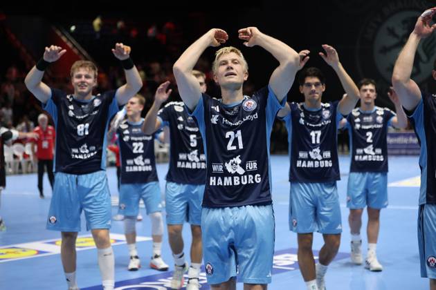 Frederik Bo Andersen 21 (HSV Hamburg) raises his arms in the air and celebrates alongside Martin Hovde 81 (HSV Hamburg), Kaj Geenen 17 (HSV Hamburg), and other teammates in front of the fans at the Volkswagen Halle in Braunschweig. The entire HSV Hamburg team applauds and thanks the crowd after the game. Frederik Bo Andersen, No. 21 of HSV Hamburg, leads the team’s victory celebration Copyright: xspeedshotx