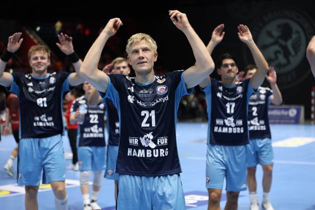 Frederik Bo Andersen 21 of HSV Hamburg raises his arms in triumph and celebrates with his teammates, including Kaj Geenen (17, HSV Hamburg) and Martin Hovde (81, HSV Hamburg), celebrating their victory at the Volkswagen Halle in Braunschweig. The entire HSV Hamburg team applauds the fans together. Frederik Bo Andersen (21, HSV Hamburg) celebrates after the victory. Copyright: xspeedshotx