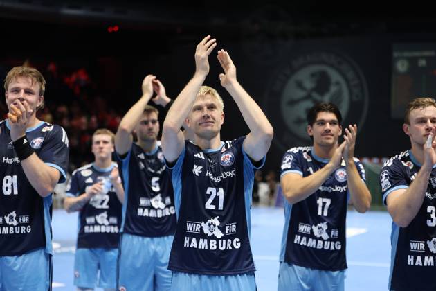 Frederik Bo Andersen, 21, of HSV Hamburg, applauds the fans with his hands raised, flanked by Martin Hovde, 81, of HSV Hamburg, Noah Beyer 22 (HSV Hamburg) and Kaj Geenen 17 (HSV Hamburg). The entire team celebrates together at the Volkswagen Halle in Braunschweig. Frederik Bo Andersen 21 (HSV Hamburg) leads the celebration after the game ends. Copyright: xspeedshotx