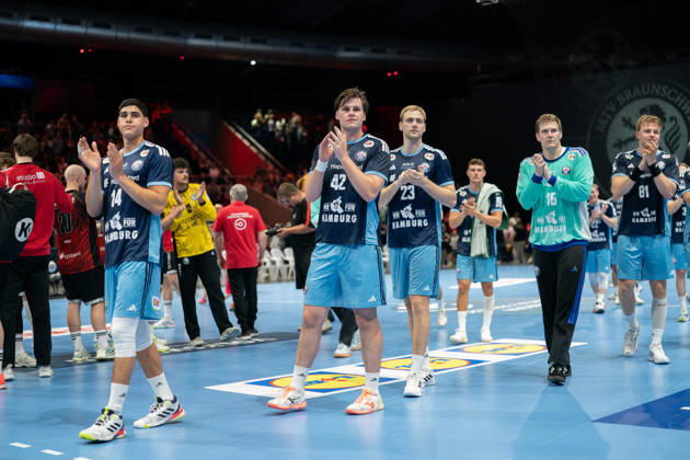 The Hamburg team thanks the fans who traveled with them after their victory in the DHB Cup GER, MTV Braunschweig vs. HCH Hamburg, Handball, DHB Cup, Round 1, 2026–27 season, August 23, 2026, GER, MTV Braunschweig vs. HCH Hamburg, handball, DHB Cup, Round 1, 2026–27 season, August 23, 2026, Braunschweig Copyright: xEibner-Pressefoto DanielxREINELTx EP_DRT