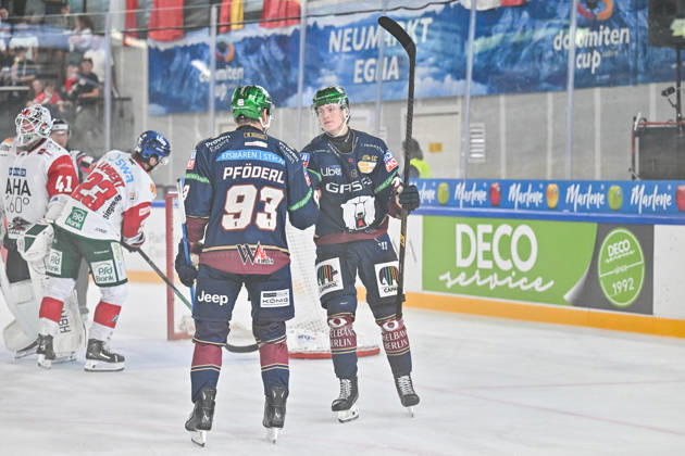 Dolomites Cup 2026 Eisbären Berlin vs. Augsburger Panther August 23, 2026 NEUMARKT, ITALY August 23 The Eisbären celebrate after Eric HÖRDLER scores to make it 6–0 Eisbären Berlin 77 Goal Scorer Joy Happy during the exhibition game between the Eisbären Berlin and the Augsburger Panther at the Dolomiten Cup in the Würth Arena Neumarkt Copyright: xBEAUTIFULxSPORTS Goldbergx