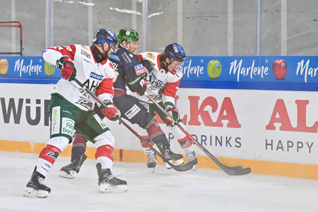 Dolomites Cup 2026 Eisbären Berlin vs. Augsburger Panther August 23, 2026 NEUMARKT, ITALY August 23, from left: Maximilian GLÖTZL, Augsburger Panther 21, Leonhard PFÖDERL, Eisbären Berlin 93, and Luke TOPOROWSKI, Augsburger Panther 77, during the exhibition game between the Eisbären Berlin and the Augsburger Panther at the Dolomiten Cup in the Würth Arena in Neumarkt Copyright: xBEAUTIFULxSPORTS Goldbergx