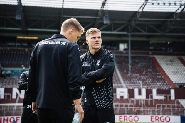 DFB Cup: Lüneburger SK vs. SV Werder Bremen, August 22, 2026; Tom Muhlack, Lüneburger SK; Hansa, 4 during the field inspection; soccer, DFB Cup, First Round: Lüneburger SK vs. SV Werder Bremen on August 22, 2026, at Millerntor Stadium, Hamburg. DFB regulations prohibit any use of photographs as image sequences and or quasi-video. Copyright: xBEAUTIFULxSPORTS Tonhäuserx
