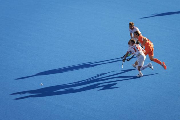 AMSTELVEEN - David Goodfield of England and Floris Middendorp of the Netherlands during the Hockey World Cup match between the Netherlands and England at the Wagener Stadium. KOEN VAN WEEL ANP xVIxANPxSportx xxANPxIVx 566203776 originalFilename: 566203776.jpg
